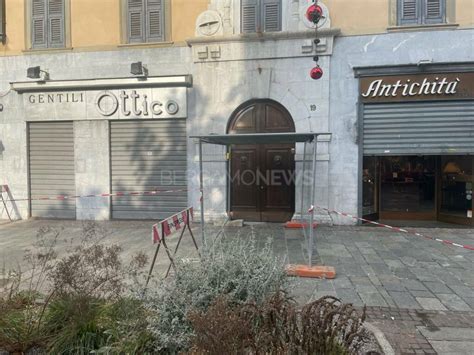 Via Tasso Cadono Calcinacci Dal Tetto Di Un Edificio Nessun Ferito