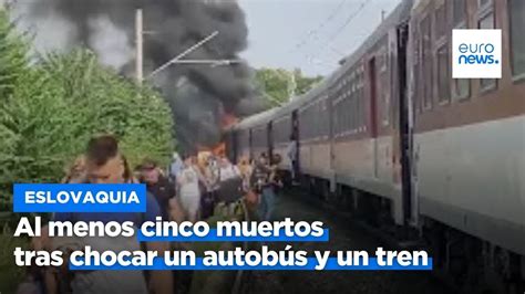 El fatídico choque entre un tren y un autobús deja cinco muertos y