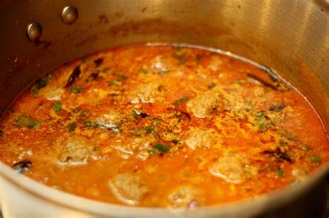 Kari Kola Urundai Kuzhambu Indian Meatballs Curry With Kheema Minced