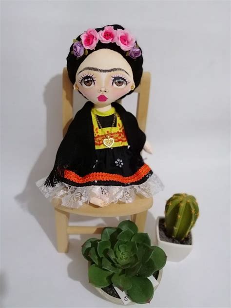 Petite Fridita Vogue Muñeca chiquita de tela inspirada en Frida