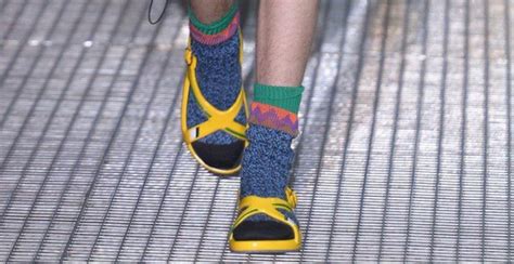 Tin nổi không Đi tất và xỏ dép lê đang là hot trend mới nhất của các quý ông