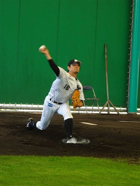 ブルペンで投球練習をするロッテ・涌井 ― スポニチ Sponichi Annex 野球