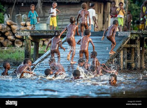 Jungen Madchen Baden Stockfotos Und Bilder Kaufen Alamy