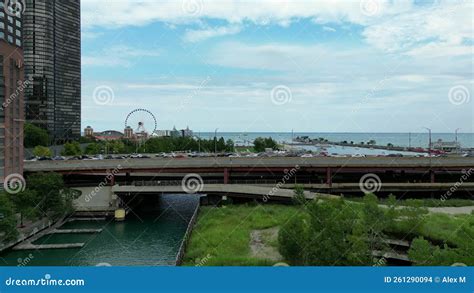 Drone Voando Sobre Chicago No Centro Da Cidade Perto Do Rio E Pontes Da