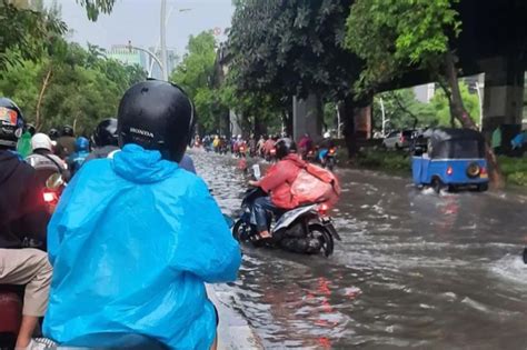 Diguyur Hujan Deras Sejumlah Titik Di Jakarta Pusat Tergenang