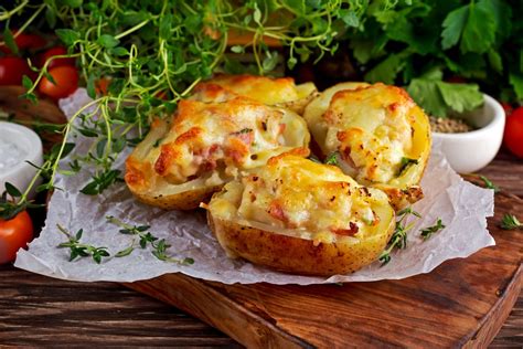 Patate Ripiene Al Forno Un Ricco Secondo Piatto Con Formaggio E Pancetta