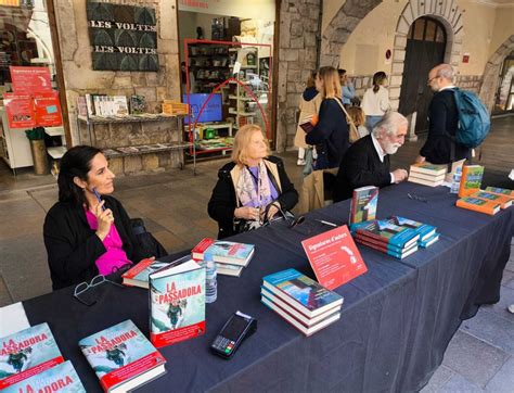 Les Llibreries Somplen Dautores I Autors A La Pr Via De Sant Jordi