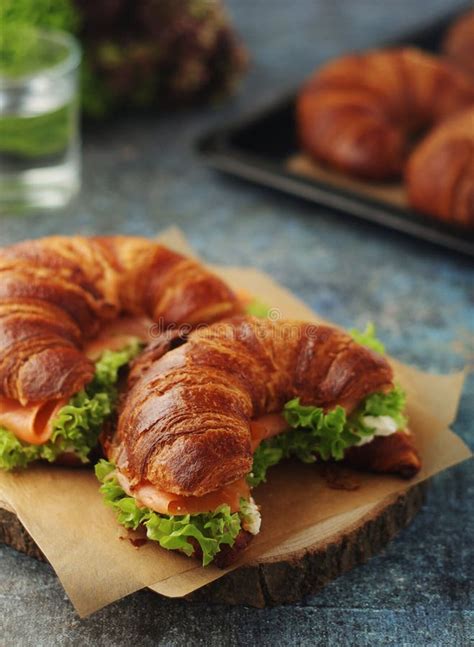 Croissants Tout Juste Sortis Du Four Avec Saumon Et Salade Sur La Table