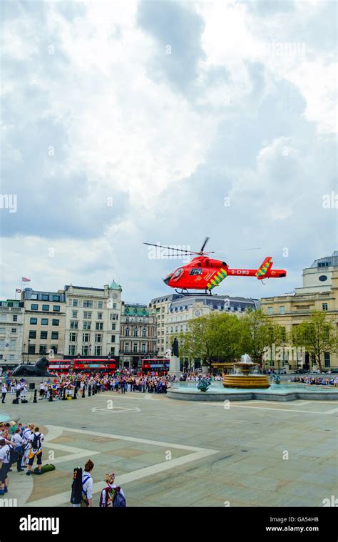 An emergency HEMS helicopter landing in Trafalgar Square, London Stock ...