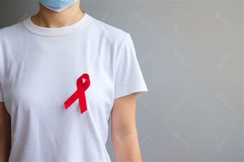 M O Segurando A Fita Vermelha Para Dezembro Dia Mundial Da Aids