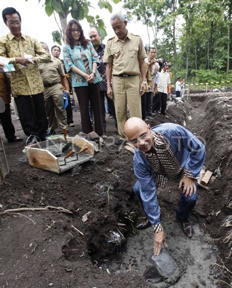 Peletakan Batu Pertama Antara Foto