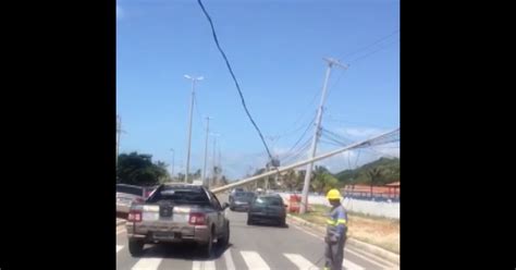 G Carro Bate Em Poste Que Racha E Cai Sobre A Fia O El Trica Na Av