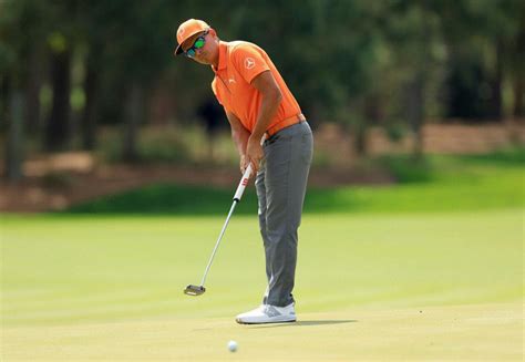 How Does Rickie Fowler Grip His Club? - The Brassie