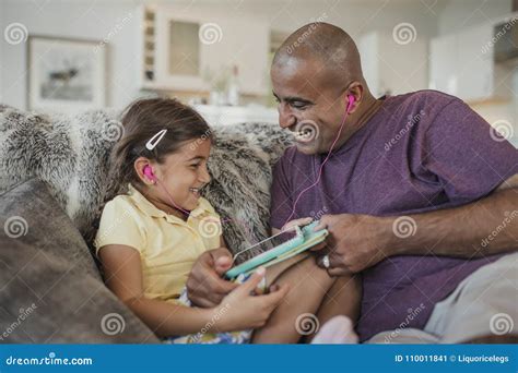 Padre E Hija Que Usa Una Tableta De Digitaces Imagen De Archivo