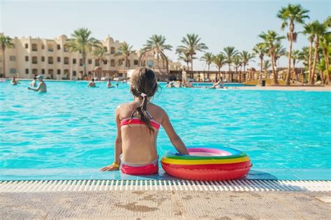 El Ni O Nada Y Se Zambulle En La Piscina Enfoque Selectivo Foto Premium