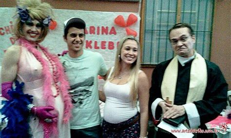 Arte da Tribo Telegrama Animado Padre e Drag Queen Grávida Chá