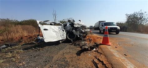 Batida entre ônibus e carro deixa mortos e feridos na MGC 122 em