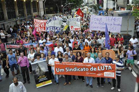 Trabalhadores Protestam Contra Reforma Da Previd Ncia Social Em