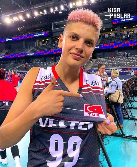 Özel Hayatıyla Gündem Olan Başarılı Milli Voleybolcu Ebrar Karakurt un