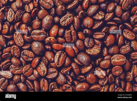 Roasted coffee beans background Stock Photo - Alamy