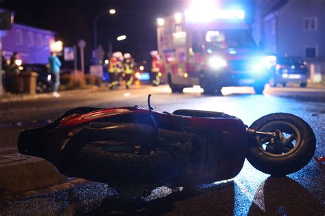 Gunzenhausen Auto Nimmt Vorfahrt J Hriger Rollerfahrer Liegt