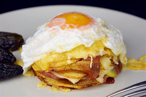 Pastel de patatas con jamón ibérico y huevo frito