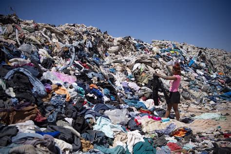 Toneladas De Ropa Contaminan La Reserva Natural Del Atacama En Chile