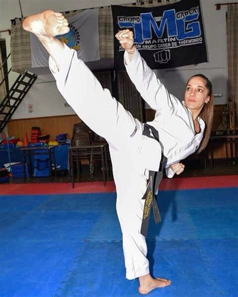 Pin By August Duwi On The Pose Of Beauty👌👍 Women Karate Female