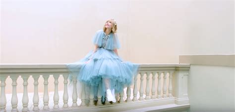 Hari Won tung MV Trấn Thành viết lời mặc bikini nhí nhảnh trong tiệc bể bơi