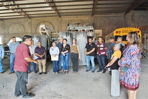 Entrega de laminas a 5 beneficiarios de la Comisión de Vivienda del