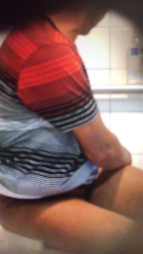 Dude Uses Toilet Water To Clean His Dirty Ass ThisVid