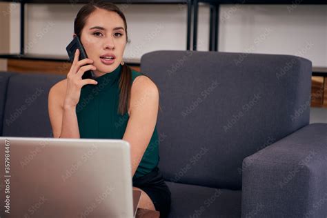 Mujer Ejecutiva En Casa Contestando Llamada Por Celular Trabajando