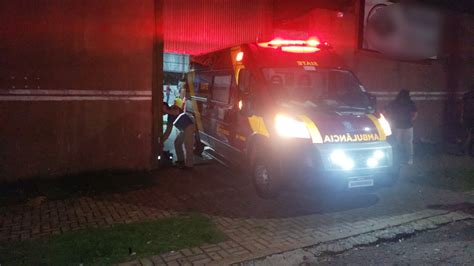 Homem quebra perna jogando bola em campo sintético no Santo Onofre