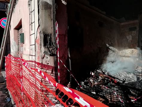 Siamo intrappolati la casa è in fiamme terrore a Palermo per un