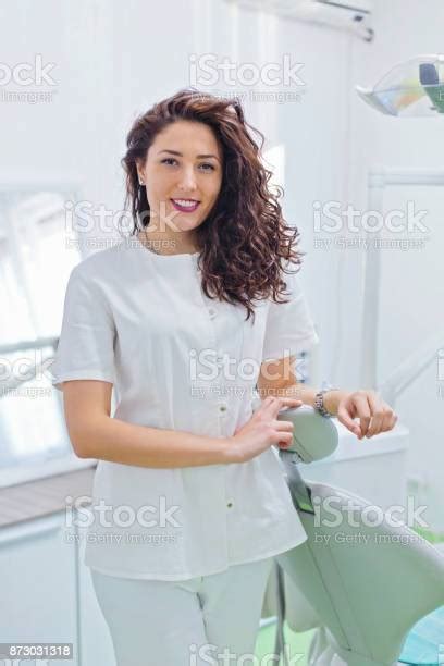 아름 다운 치과 사무실에 서 서 서 있기에 대한 스톡 사진 및 기타 이미지 서 있기 여성 치과 의사 Istock