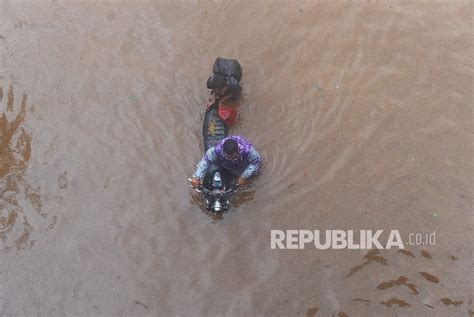 Hujan Deras Picu Banjir Di Titik Kota Malang Republika Online