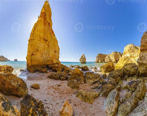 vista panorâmica na costa algarvia rochosa em portugal no verão