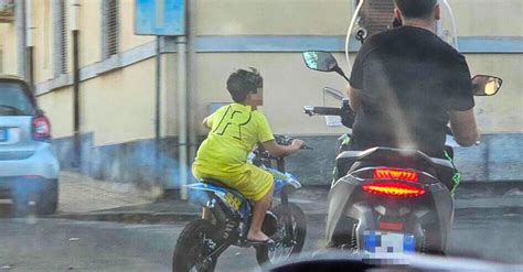 Catania Bambino guida in strada la minimoto senza casco ma non è il