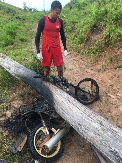 Homem morre após árvore cair em cima da moto que pilotava e veículo