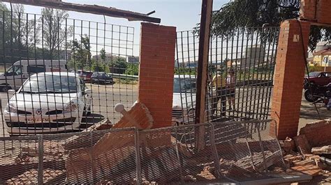 Un Conductor Empotra Su Veh Culo Contra La Pared Del Centro De Salud De