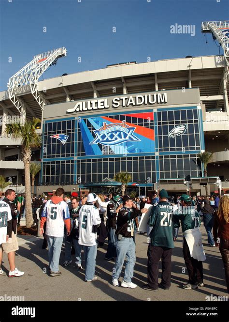 Fans fill the stadium before the beginning of Superbowl XXXIX in Jacksonville, Florida on ...