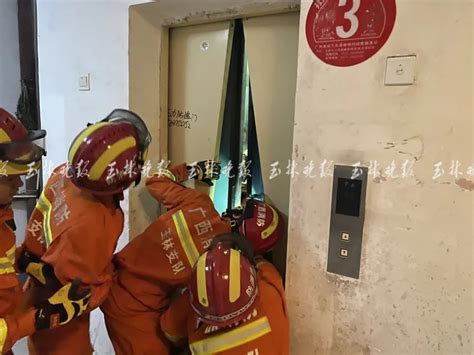 玉林某小区电梯突然“罢工”3人被困，其中有1名孕妇 澎湃号·媒体 澎湃新闻 The Paper