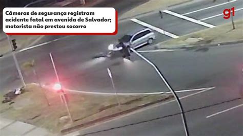 V Deo Motociclista E Passageiro S O Arremessados Na Pista Ap S Baterem