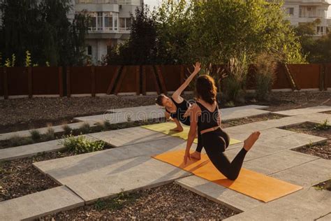 Due Giovani Ragazze Che Praticano L Esercizio Di Stiramento E Yoga