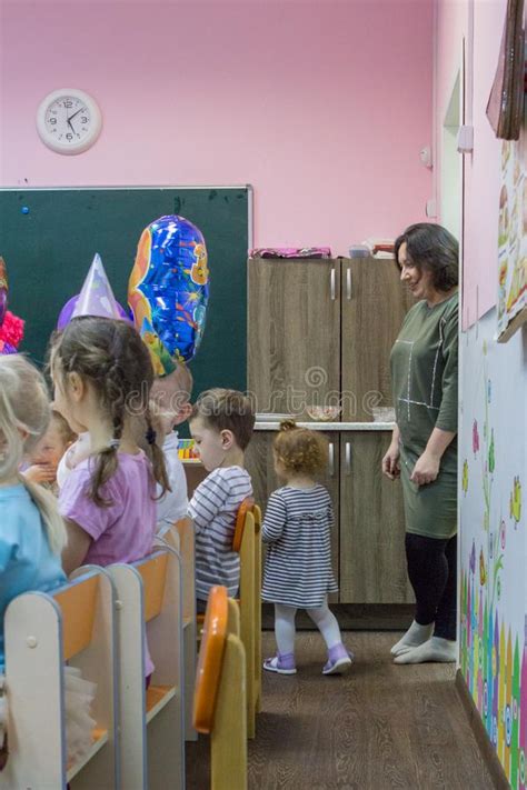 Enfants S Asseyant Par La Table De F Te Joyeux Anniversaire D Un Petit