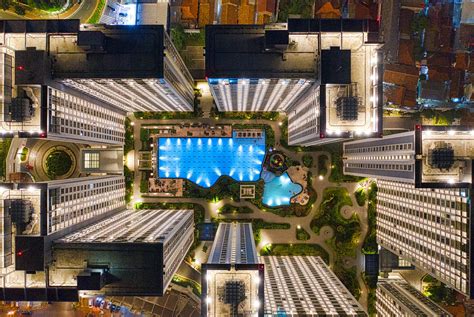 Foto Udara Gedung Bertingkat Tinggi Dan Kolam Renang · Foto Stok Gratis