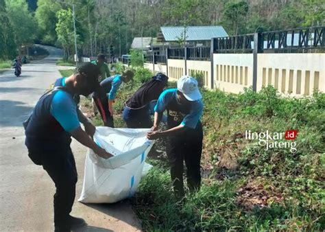 Sisir Sampah DLH Kendal Edukasi Masyarakat Tak Buang Sampah Sembarangan