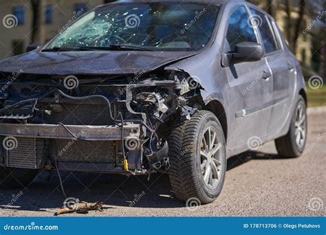 Acidente De Carro Em Autom Veis Danificados Na Rua Ap S Colis O Na