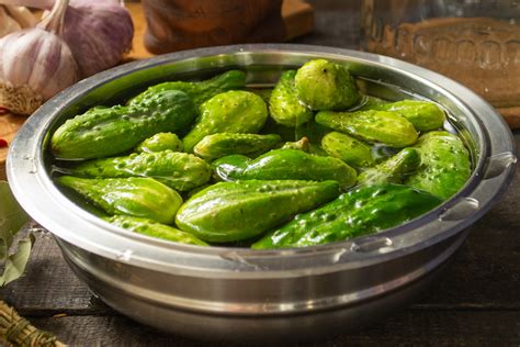 Огурцы квашеные со смородиной — Кулинарные рецепты с фото