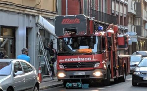 Los Bomberos de León intervienen al desprenderse el cartel de un